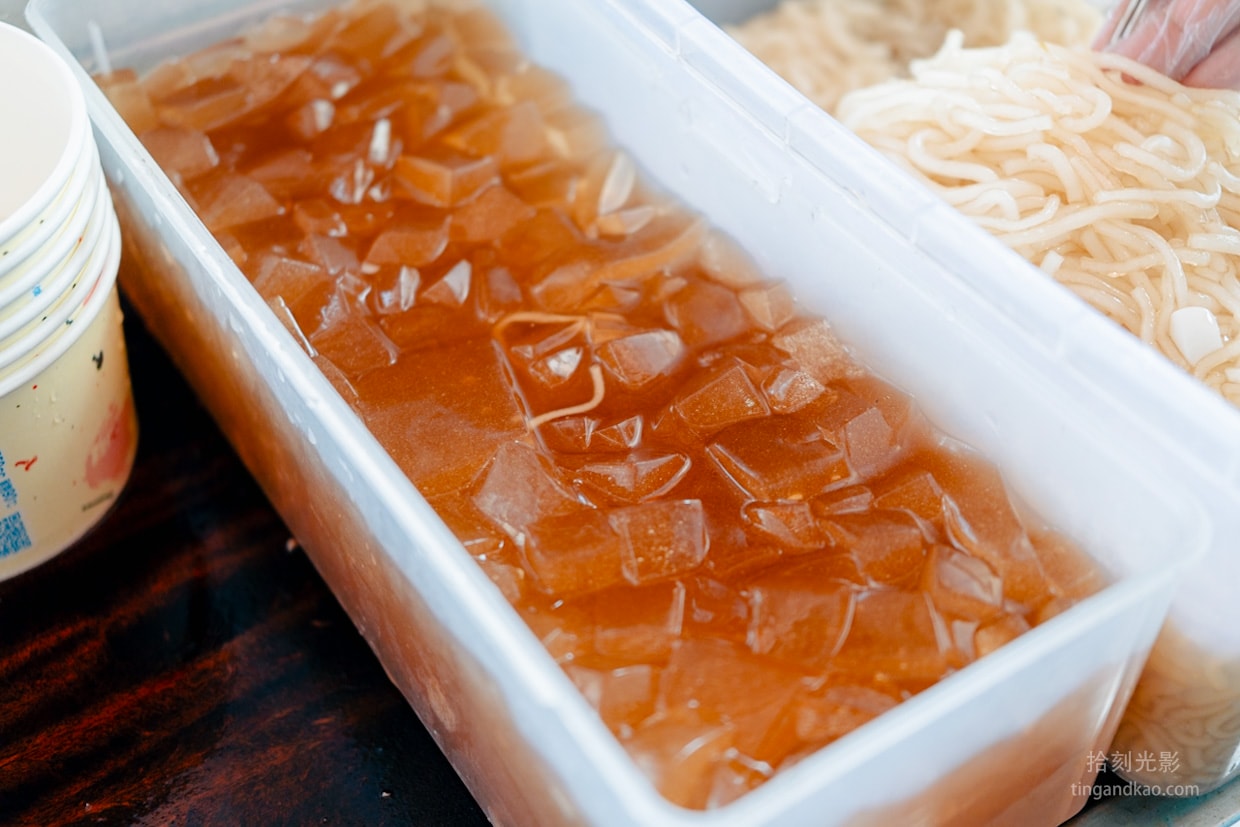 苗栗後龍杏仁露刀削愛玉凍配料近景