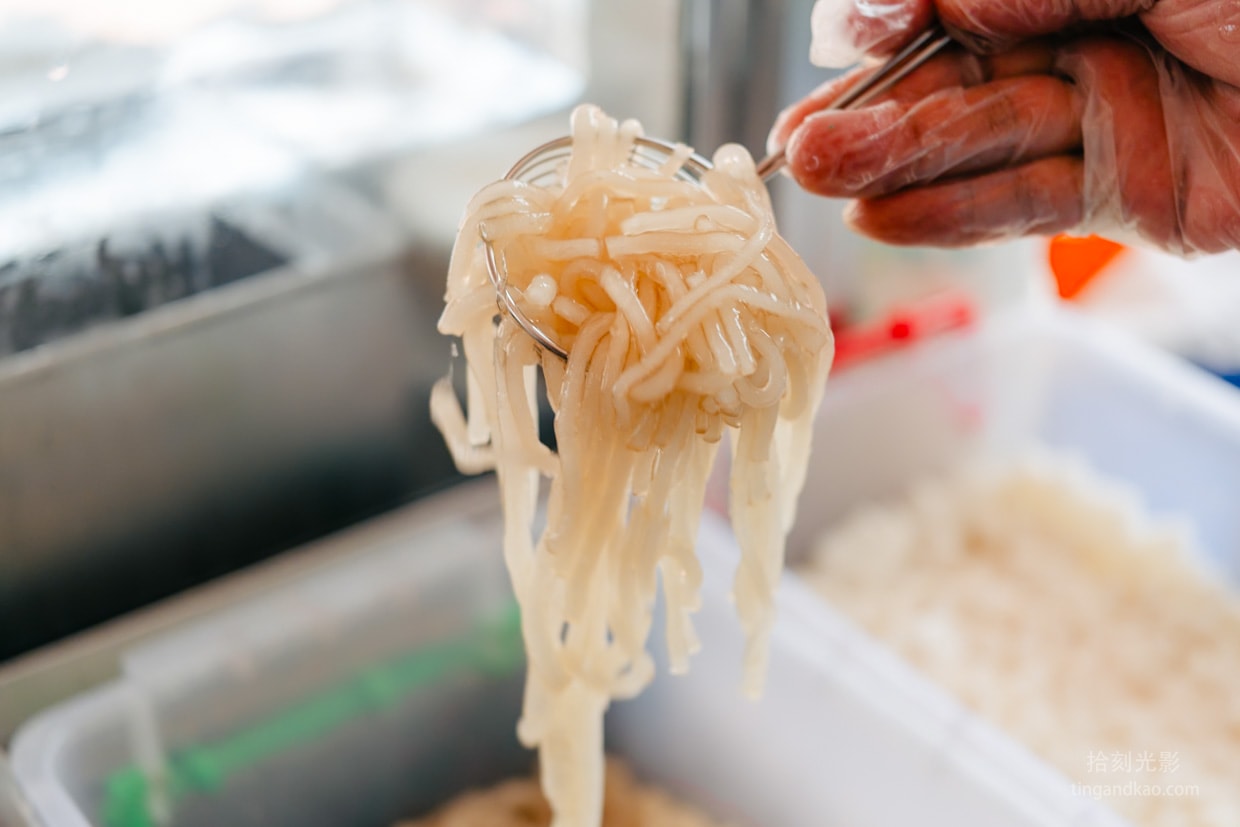 苗栗後龍杏仁露刀削冰 粉條配料特寫