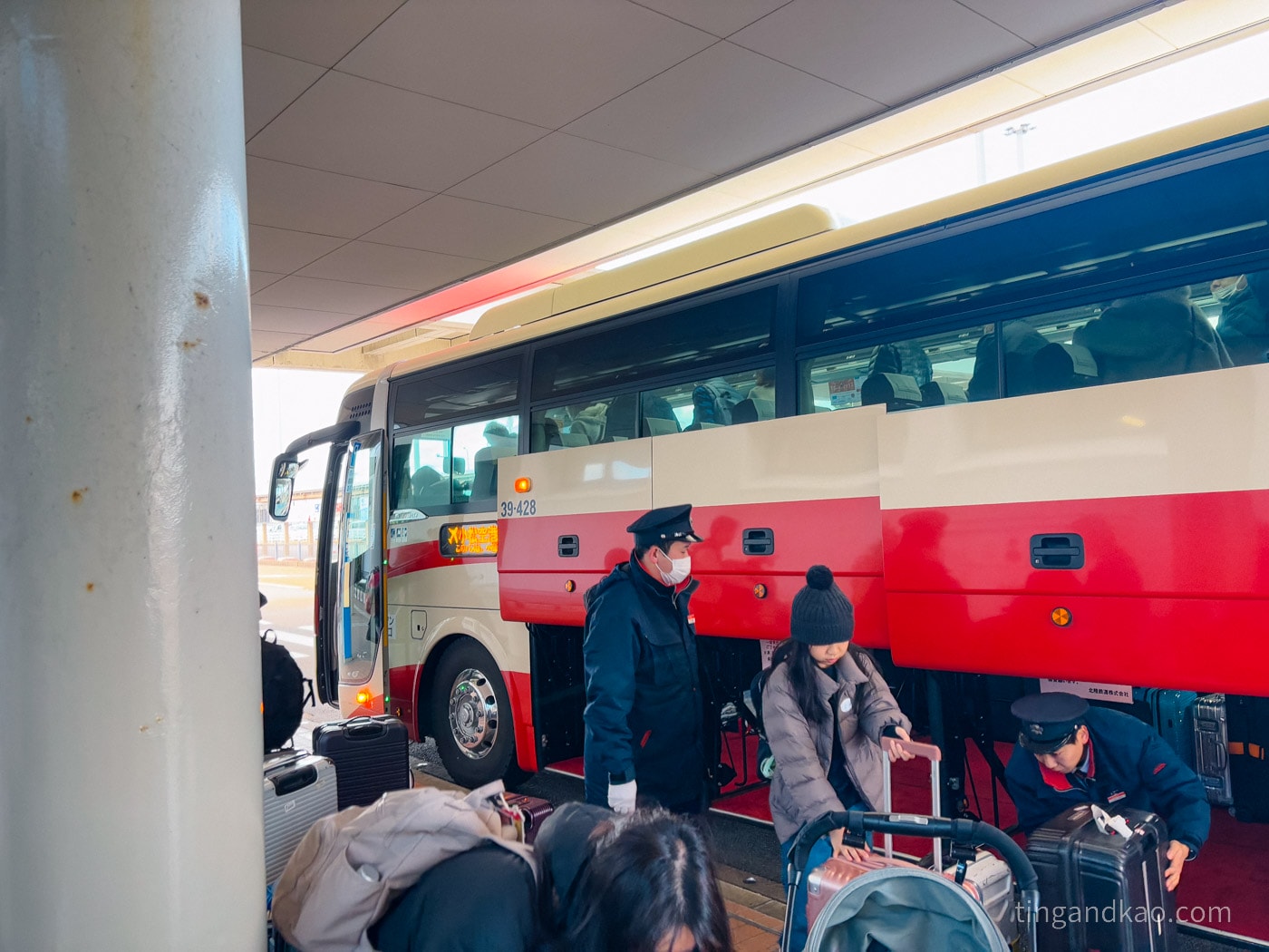 小松機場攻略2026|交通巴士時刻、免稅店、必買伴手禮完整指南 - 第32張圖 司機協助放置行李