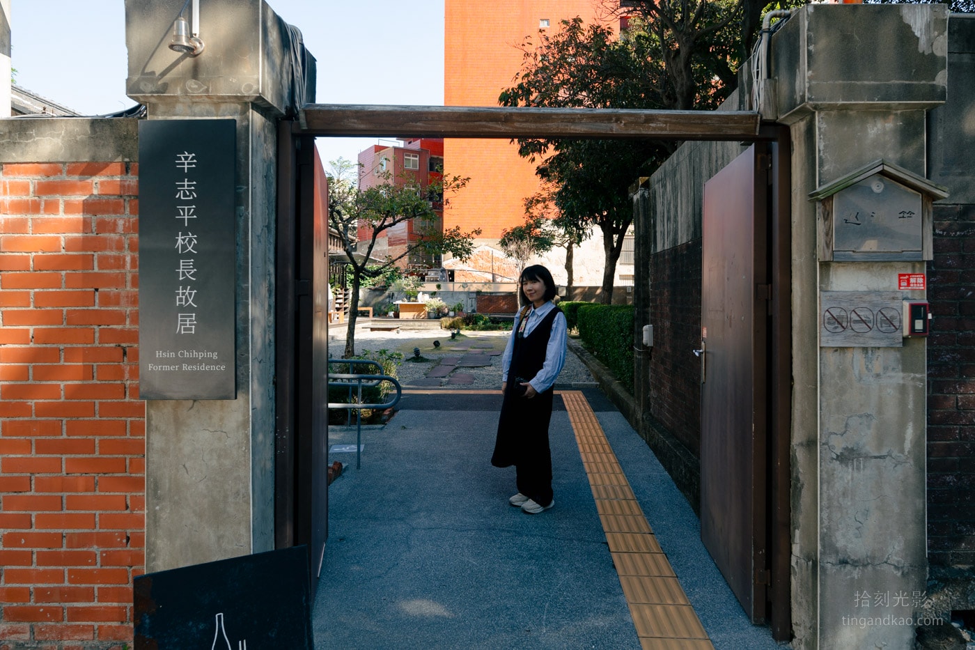 TAIVII側門庭院木造餐廳入口