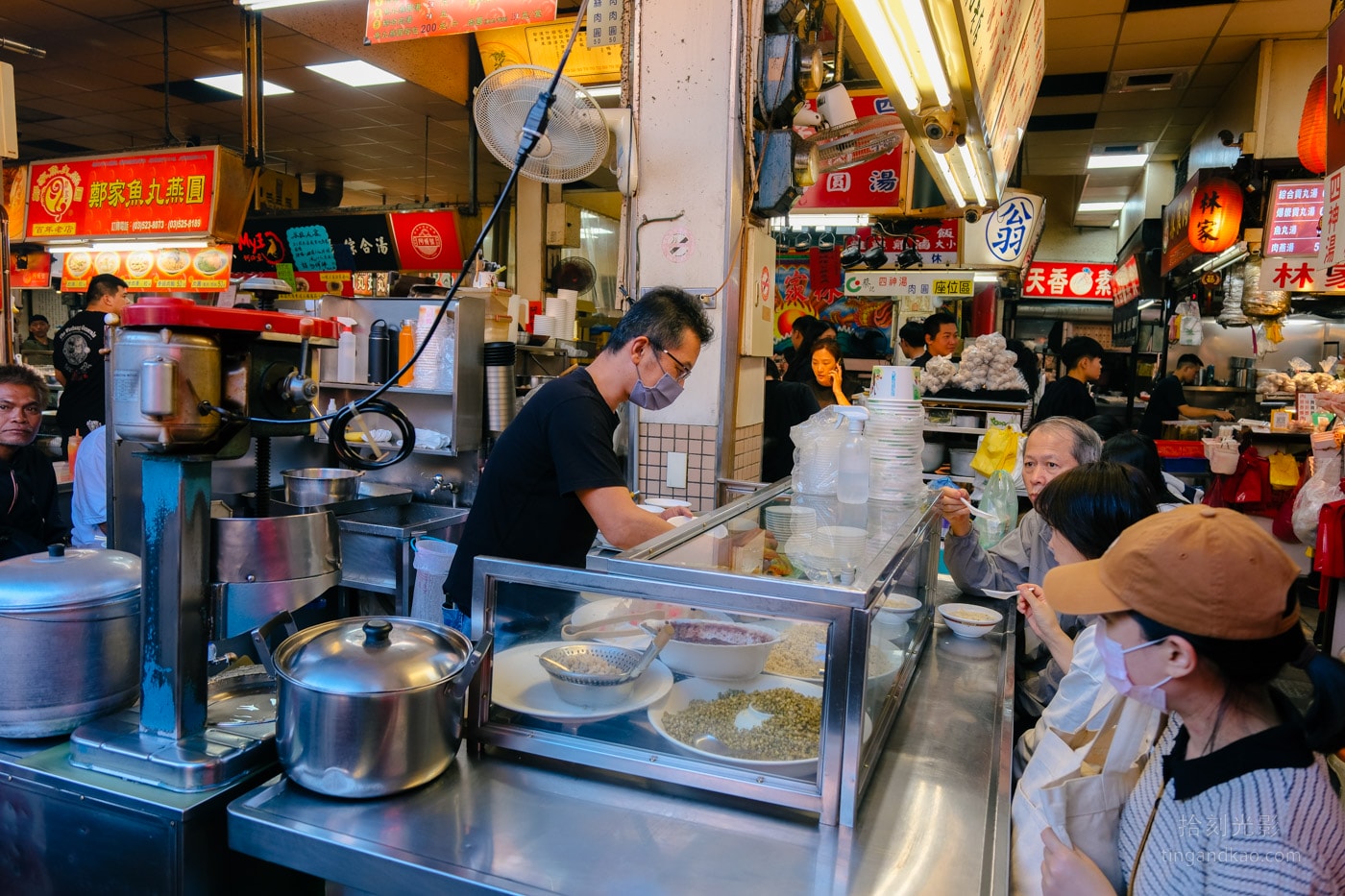 新竹美食|城隍廟林家冰店,百年古早味剉冰在地推薦 - 第3張圖 新竹城隍廟 林家冰店 用餐空間