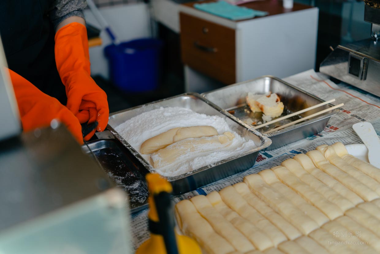 奮起湖現烤甜甜圈老闆娘製作過程