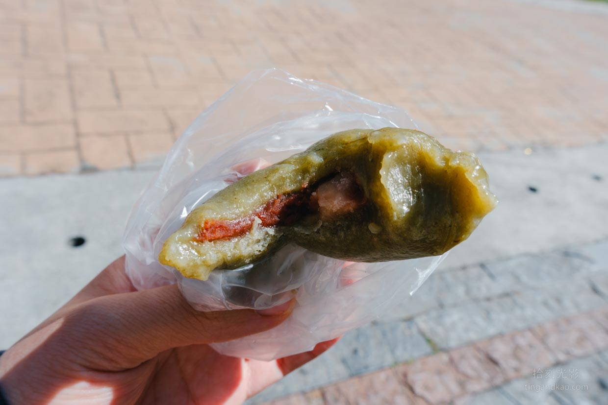 街仔尾阿嬤草仔粿|奮起湖必吃 8種口味均一價40元完整介紹 - 第11張圖 街仔尾阿嬤草仔粿軟糯外皮內餡