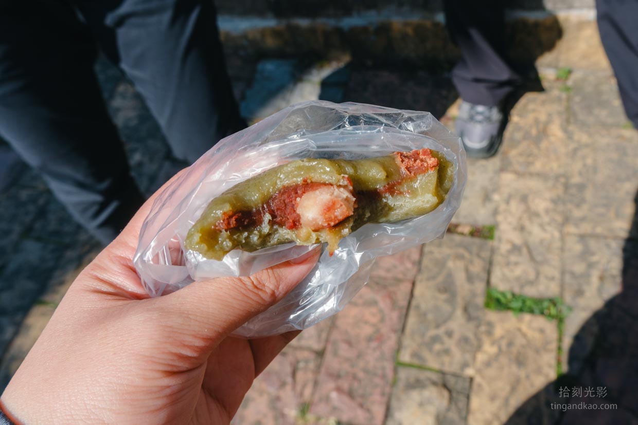 街仔尾阿嬤草仔粿|奮起湖必吃 8種口味均一價40元完整介紹 - 第10張圖 街仔尾阿嬤草仔粿紅豆口味剖面