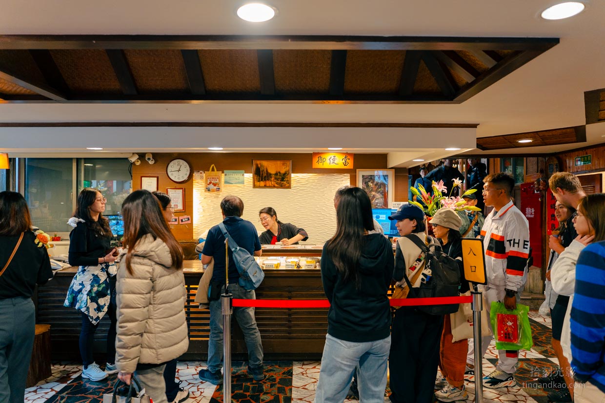 嘉義奮起湖|奮起湖便當創始店,木造老屋裡吃一盒百年傳統鐵盒便當 - 第3張圖 嘉義奮起湖 奮起湖便當創始店 櫃台排隊購買
