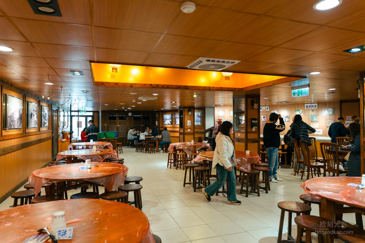 嘉義奮起湖|奮起湖便當創始店,木造老屋裡吃一盒百年傳統鐵盒便當 - 第6張圖 嘉義奮起湖 奮起湖便當創始店 用餐空間