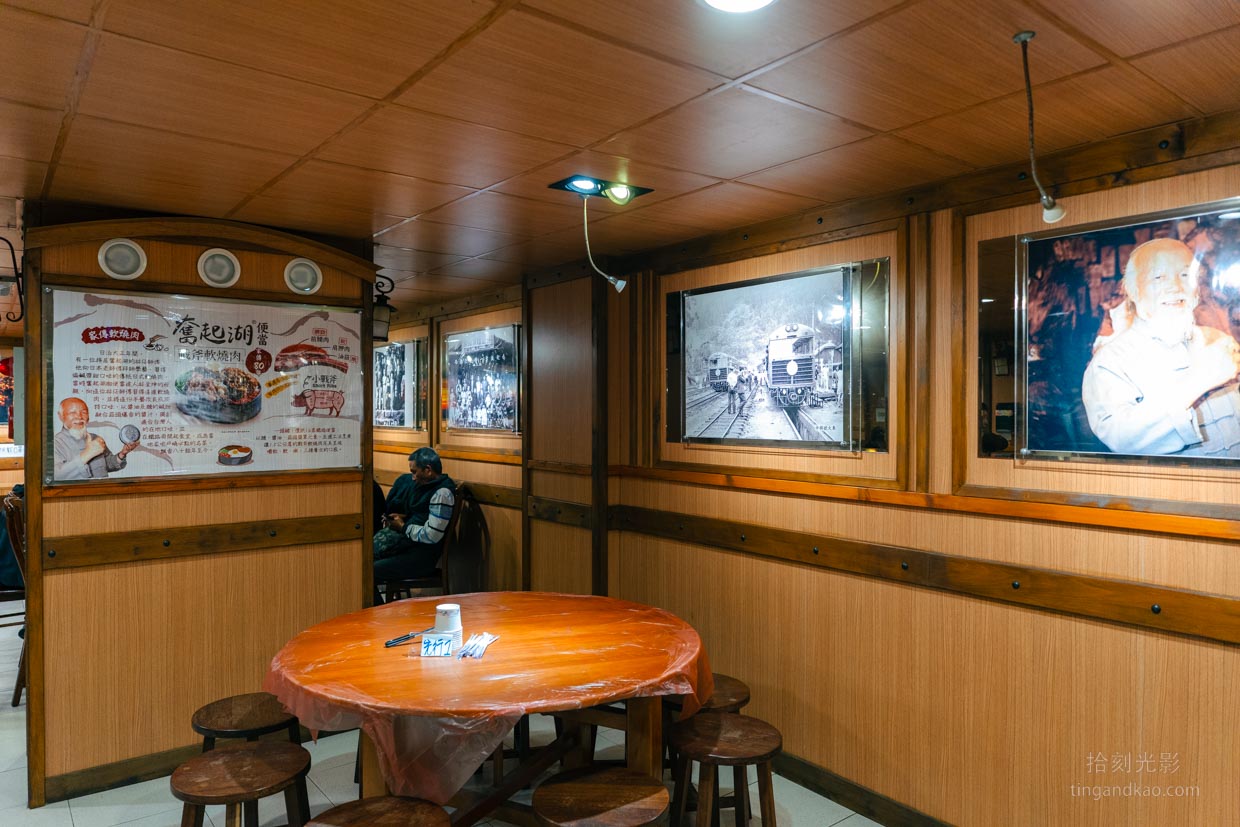 嘉義奮起湖|奮起湖便當創始店,木造老屋裡吃一盒百年傳統鐵盒便當 - 第7張圖 嘉義奮起湖 奮起湖便當創始店 用餐空間使用大圓桌