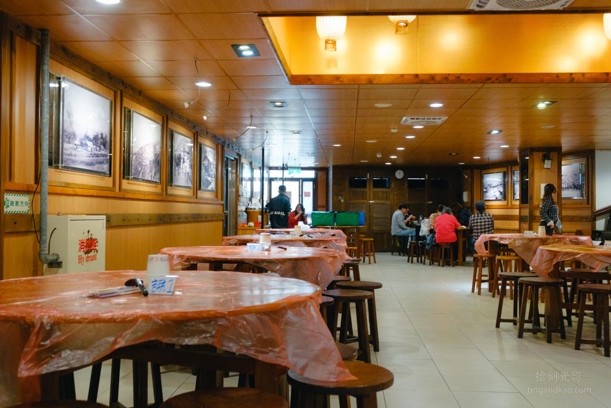 嘉義奮起湖|奮起湖便當創始店,木造老屋裡吃一盒百年傳統鐵盒便當 - 第8張圖 嘉義奮起湖 奮起湖便當創始店 用餐空間寬敞