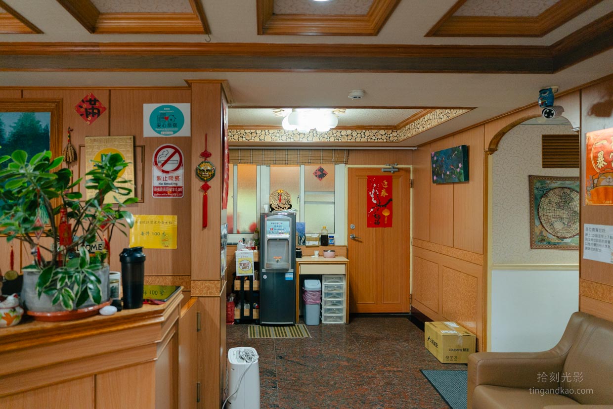 阿里山萬國別館 2026|平價住宿開箱、日出包車行程、房間、價格完整介紹 - 第4張圖 萬國別館大廳櫃台