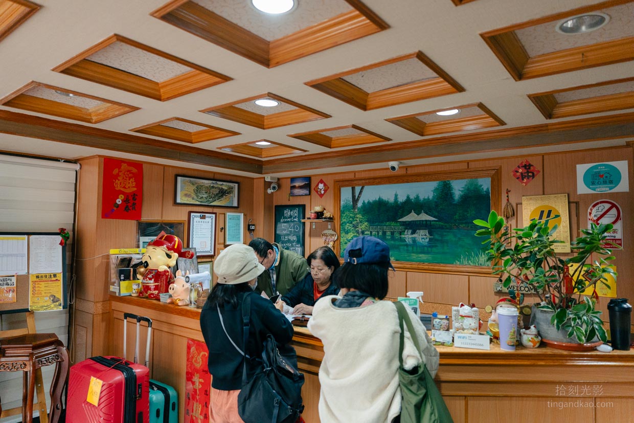 阿里山萬國別館 2026|平價住宿開箱、日出包車行程、房間、價格完整介紹 - 第5張圖 萬國別館大廳櫃台 辦理入住