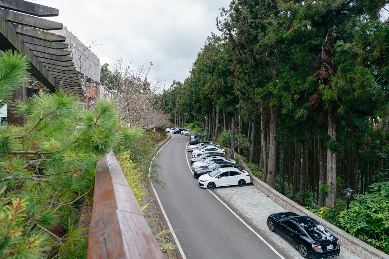 阿里山萬國別館 2026|平價住宿開箱、日出包車行程、房間、價格完整介紹 - 第2張圖 萬國別館周圍停車場