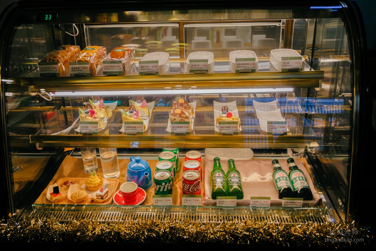 阿里山美食|50年代咖啡館,菜單、交通、下午茶完整攻略 - 第17張圖 五零年代咖啡館蛋糕冰櫃