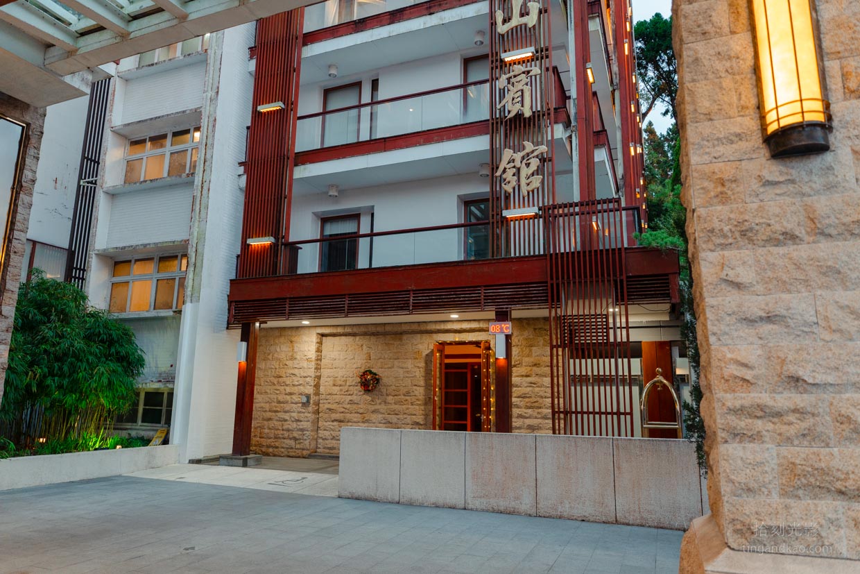 阿里山美食|50年代咖啡館,菜單、交通、下午茶完整攻略 - 第2張圖 阿里山賓館側邊大樓入口指示牌