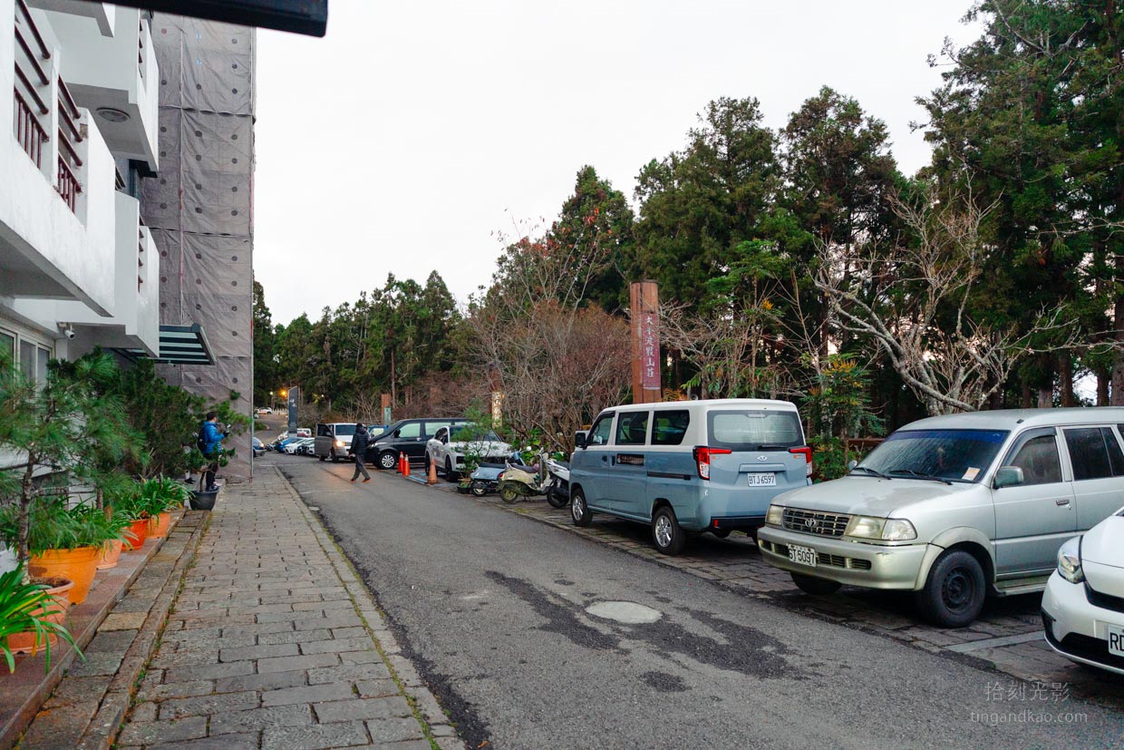 阿里山萬國別館 2026|平價住宿開箱、日出包車行程、房間、價格完整介紹 - 第20張圖 萬國別館看日出行程集合
