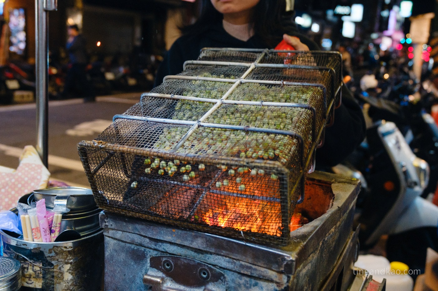 基隆美食|長腳麵食,70年飄香在地排隊美食 - 第18張圖 基隆美食|全台只有這裡有!炭烤豌豆,老基隆人的放屁豆記憶