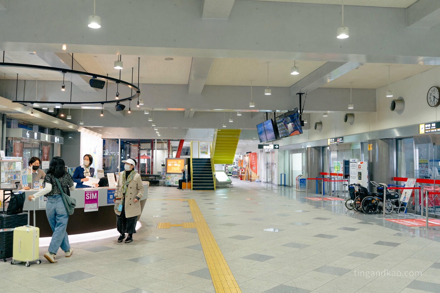 高松機場攻略 2026|交通巴士、設施、免稅店、必買伴手禮完整指南 - 第19張圖 高松機場一樓服務台