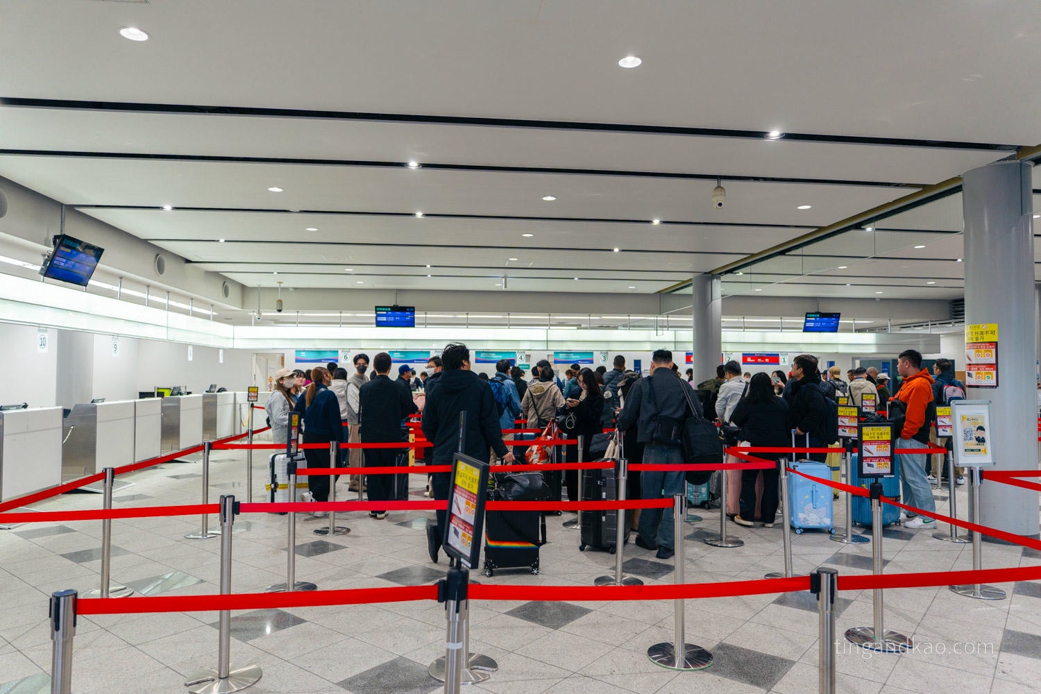 高松機場攻略 2026|交通巴士、設施、免稅店、必買伴手禮完整指南 - 第31張圖 高松機場 排隊登記並掛行李