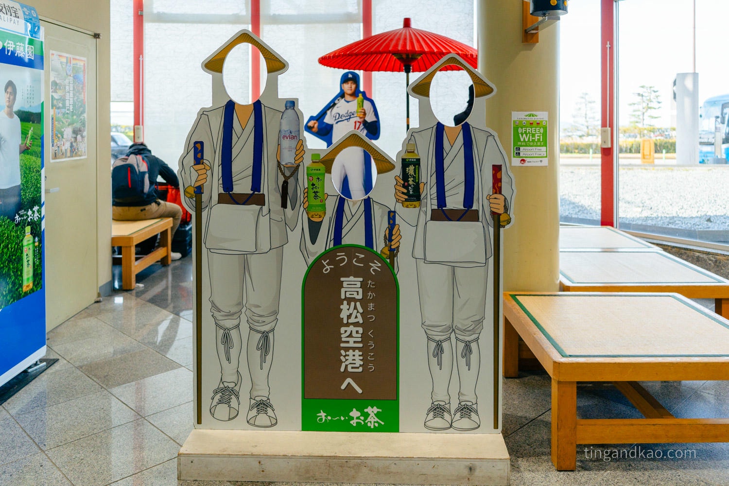高松機場攻略 2026|交通巴士、設施、免稅店、必買伴手禮完整指南 - 第27張圖 高松機場 1F 高松空港 合照立牌