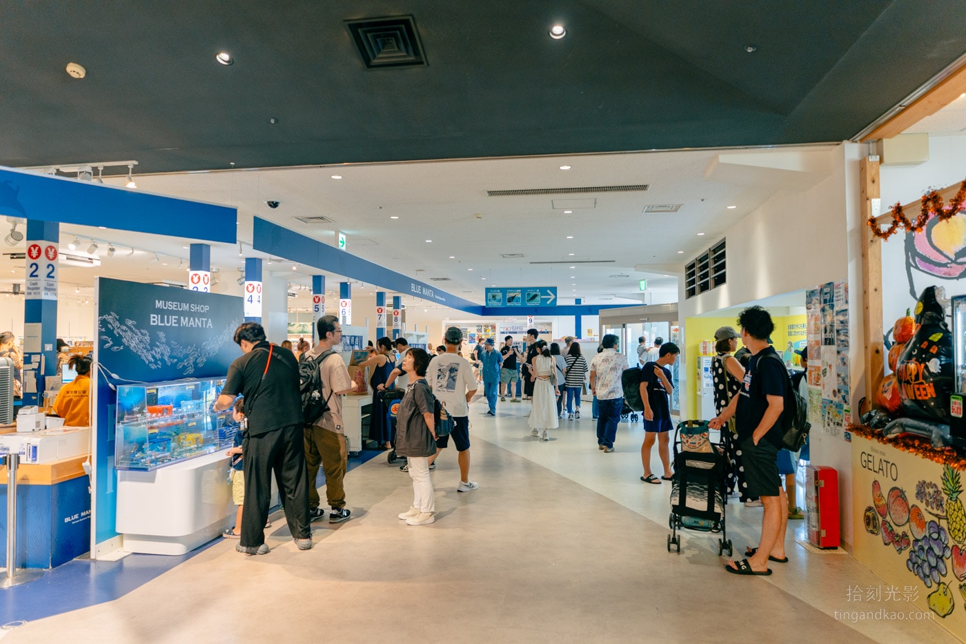 2026 沖繩美麗海水族館完整攻略|門票、交通、必看展區一次整理 - 第32張圖 沖繩美麗海水族館 Blue Manta購買的人潮