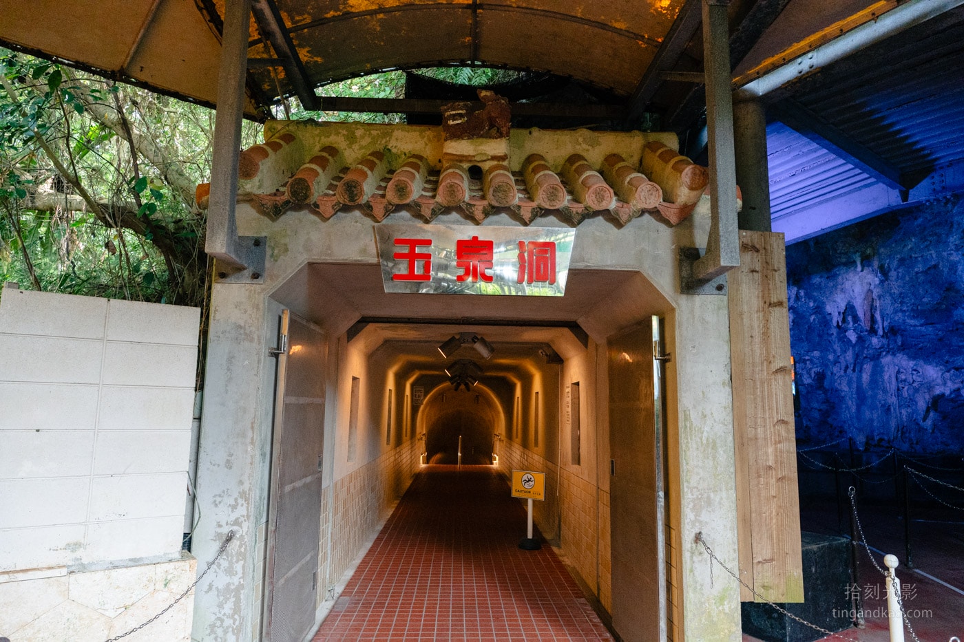 2026 沖繩玉泉洞&王國村|日本最長鐘乳石洞完整攻略,交通、票價、遊覽重點一次看 - 第7張圖 沖繩玉泉洞入口處
