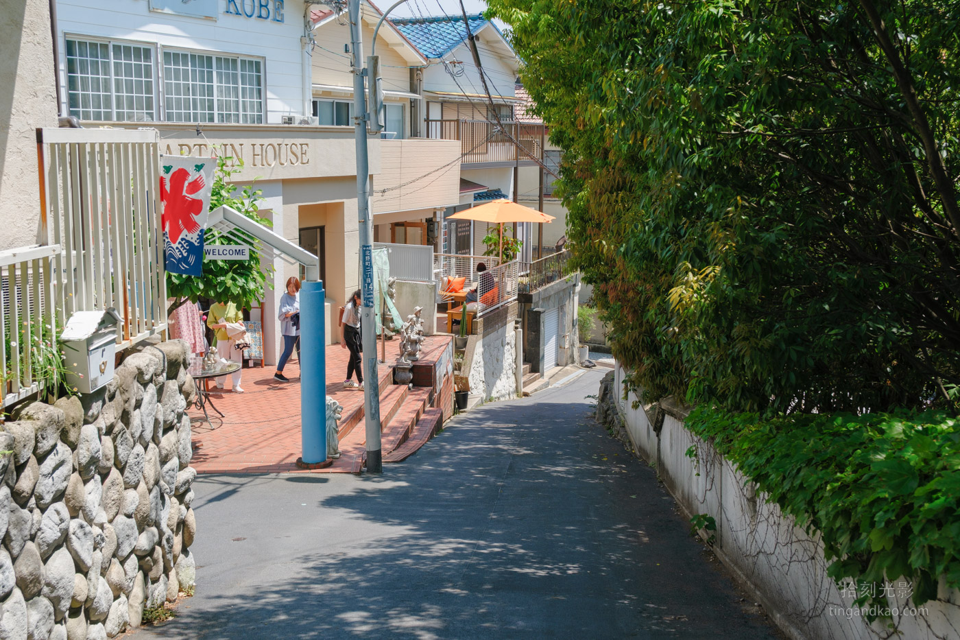 神戶北野|Walkie Hotsand Cafe:異人館旁的寵物友善咖啡廳 - 第3張圖 Walkie Hotsand Cafe 店前小路