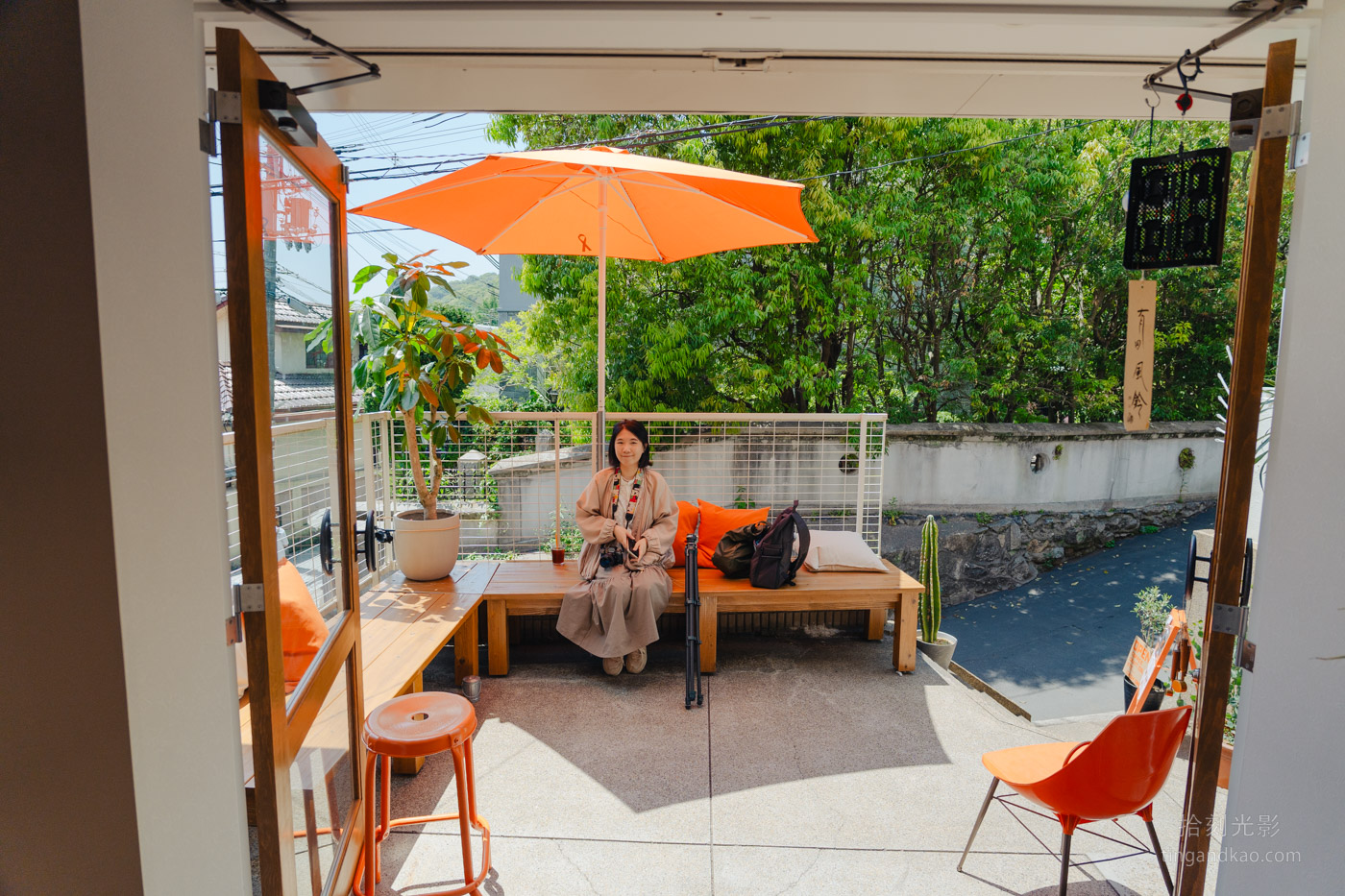 神戶北野|Walkie Hotsand Cafe:異人館旁的寵物友善咖啡廳 - 第16張圖 Walkie Hotsand Cafe 露台座位區休息