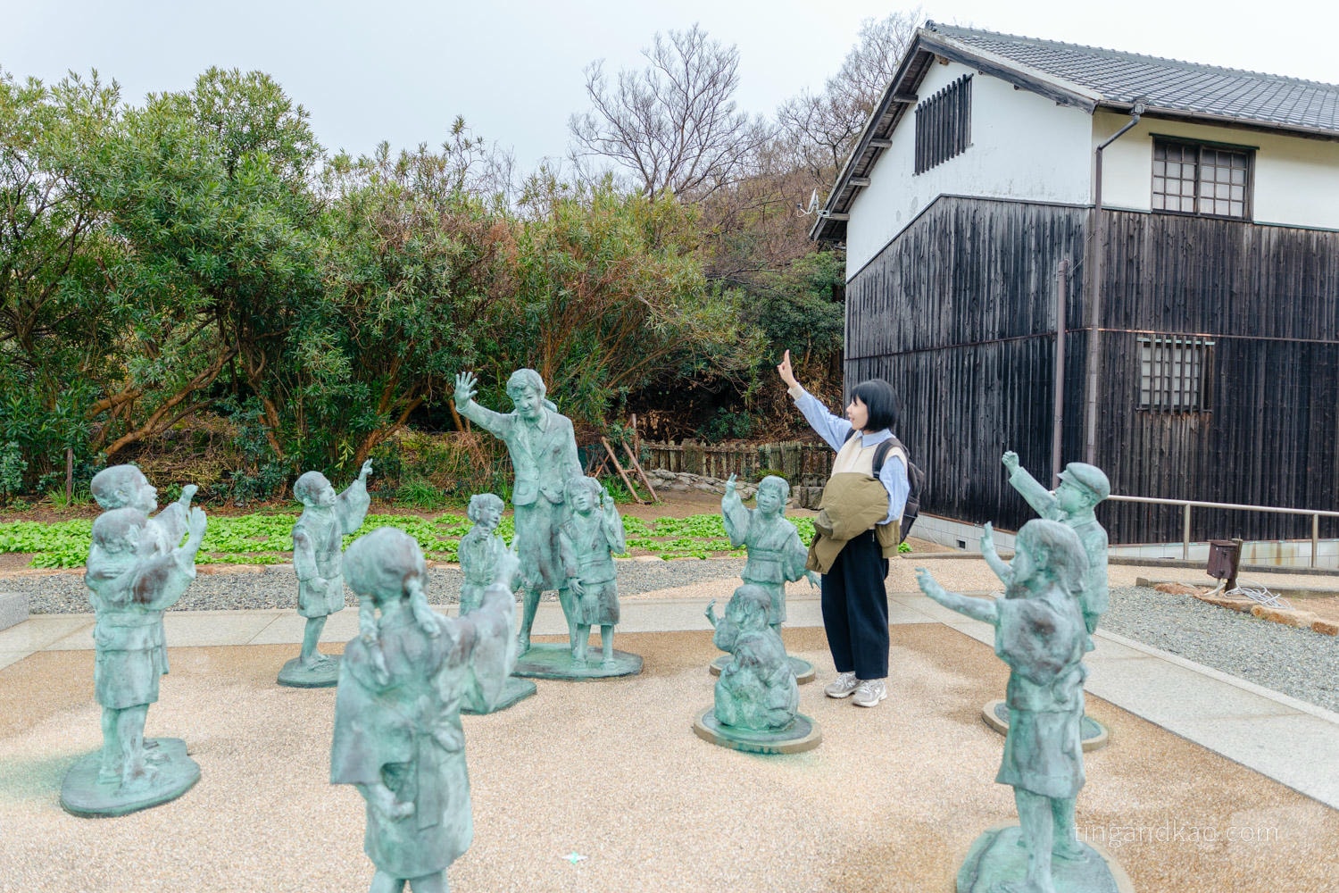 小豆島自由行攻略|交通、租車、景點、美食、住宿一篇整理 - 第28張圖 小豆島-二十四之瞳電影村 大石先生與12名學生的銅像