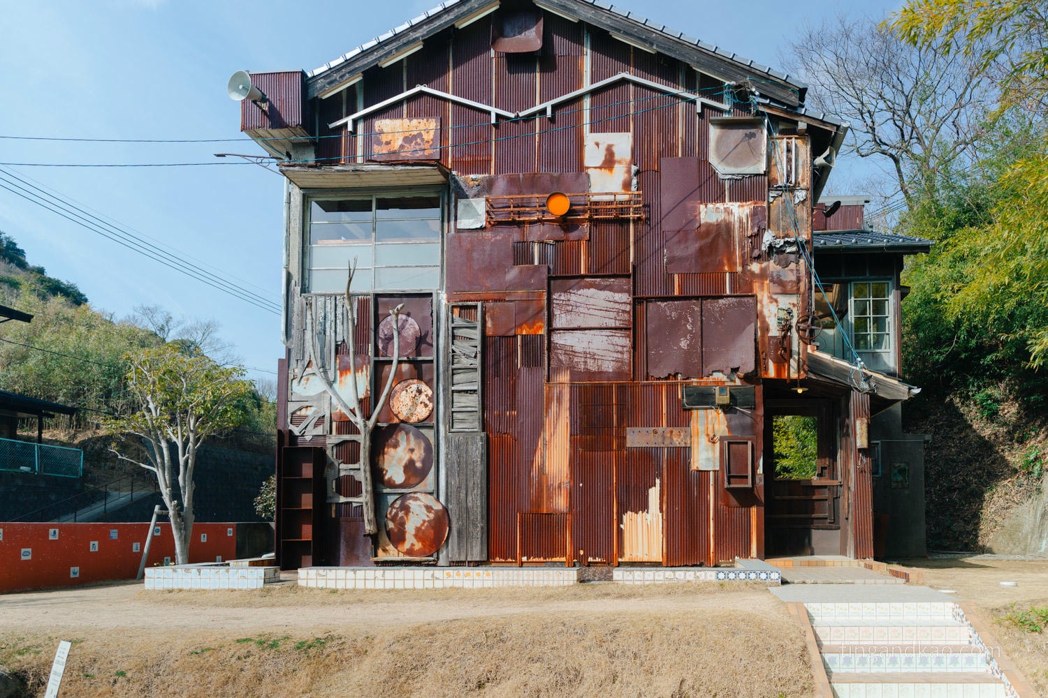 直島景點|家計畫「舌上夢」:白色自由女神、船與海洋意象,直島最特別的老屋改造 - 第1張圖 直島景點|家計畫「舌上夢」:白色自由女神、船與海洋意象,直島最特別的老屋改造