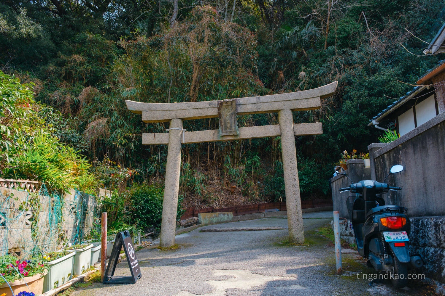 直島景點|家計畫「護王神社」:從鳥居走進地下石室,一場光與暗的藝術體驗 - 第2張圖 直島景點|家計畫「護王神社」:從鳥居走進地下石室,一場光與暗的藝術體驗