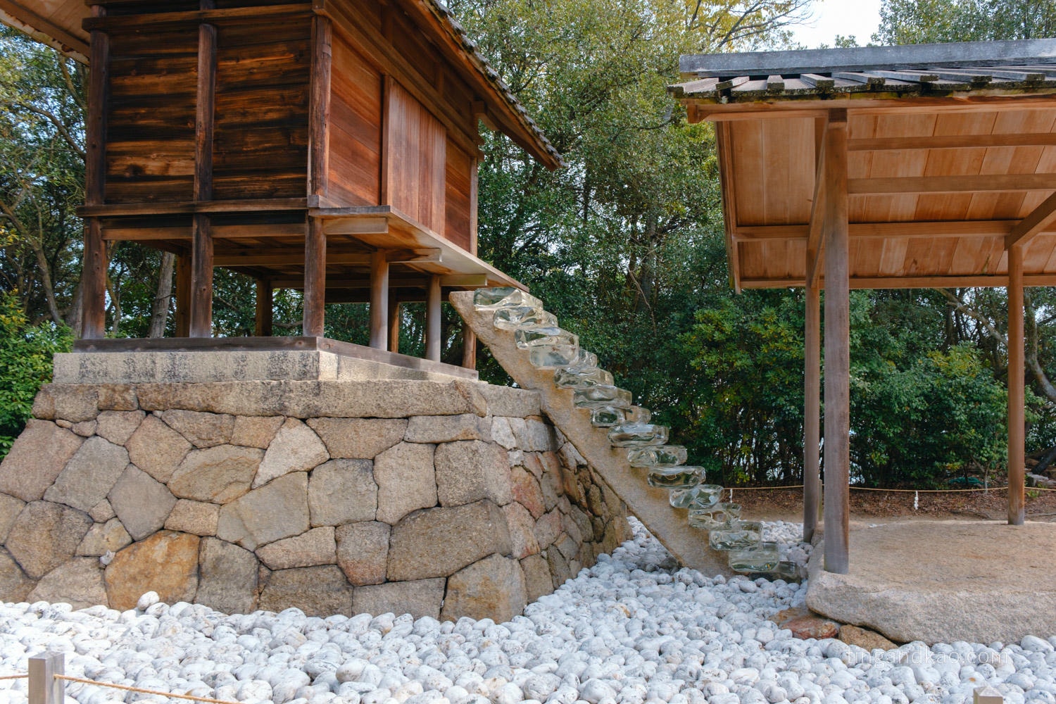 直島景點|家計畫「護王神社」:從鳥居走進地下石室,一場光與暗的藝術體驗 - 第7張圖 直島景點|家計畫「護王神社」:從鳥居走進地下石室,一場光與暗的藝術體驗