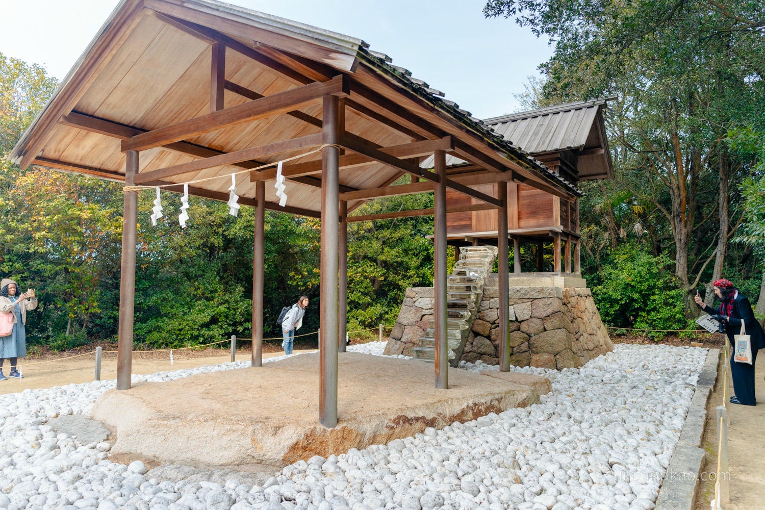 直島景點|家計畫「護王神社」:從鳥居走進地下石室,一場光與暗的藝術體驗 - 第1張圖 直島景點|家計畫「護王神社」:從鳥居走進地下石室,一場光與暗的藝術體驗