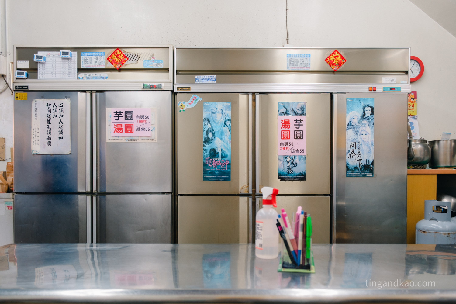 雲林斗六美食|古早味甜品 82 號豆花,太平老街旁的 30 年老店 - 第5張圖 82號豆花大冰箱