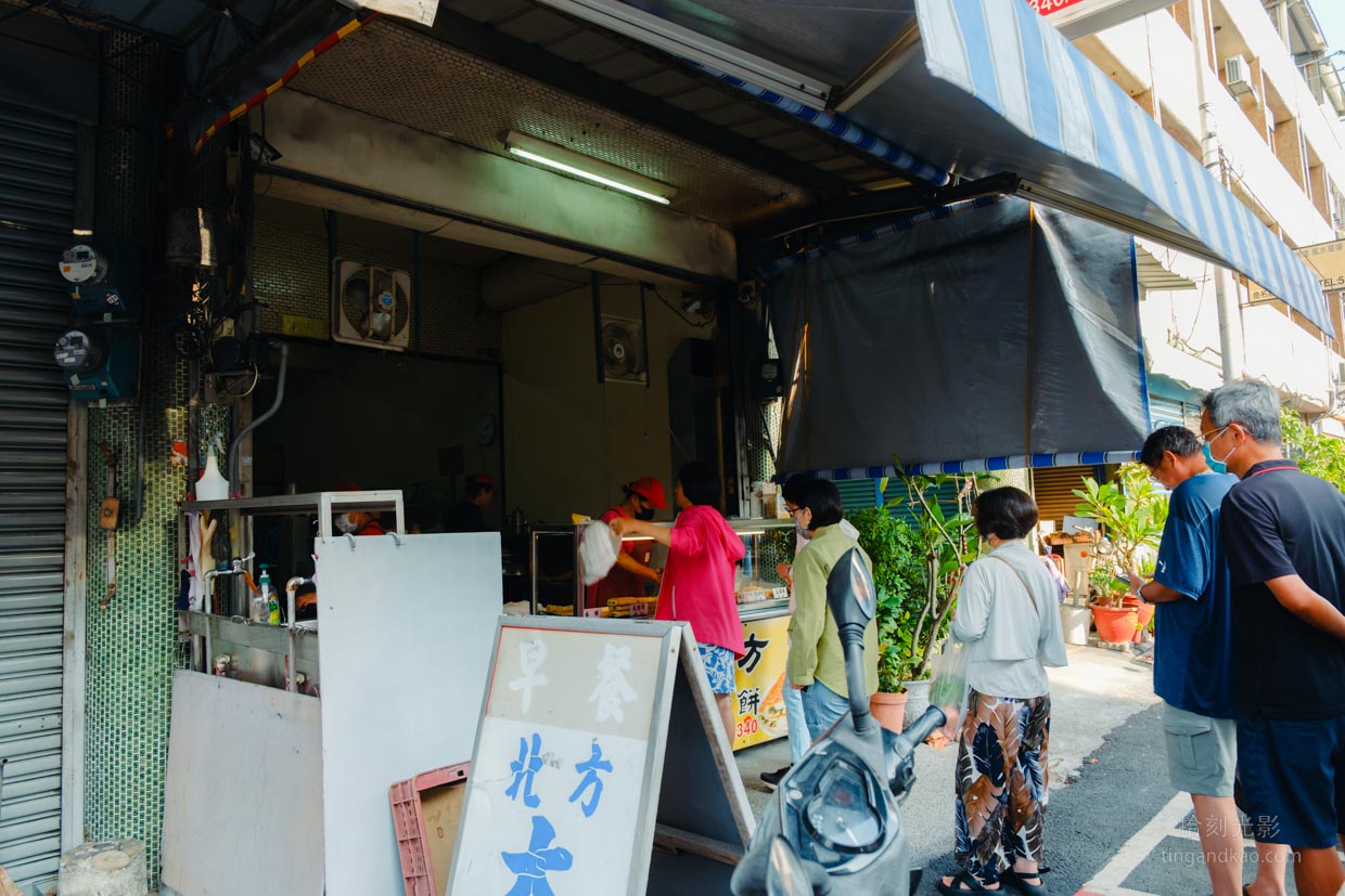 斗六美食 | 北方大陸餅:斗六老字號手工早餐,在地人口耳相傳的銅板美味 - 第5張圖 北方大陸餅購買人潮