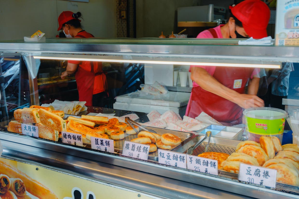 斗六美食 | 北方大陸餅:斗六老字號手工早餐,在地人口耳相傳的銅板美味 - 第7張圖 北方大陸餅檯面上販售品項1