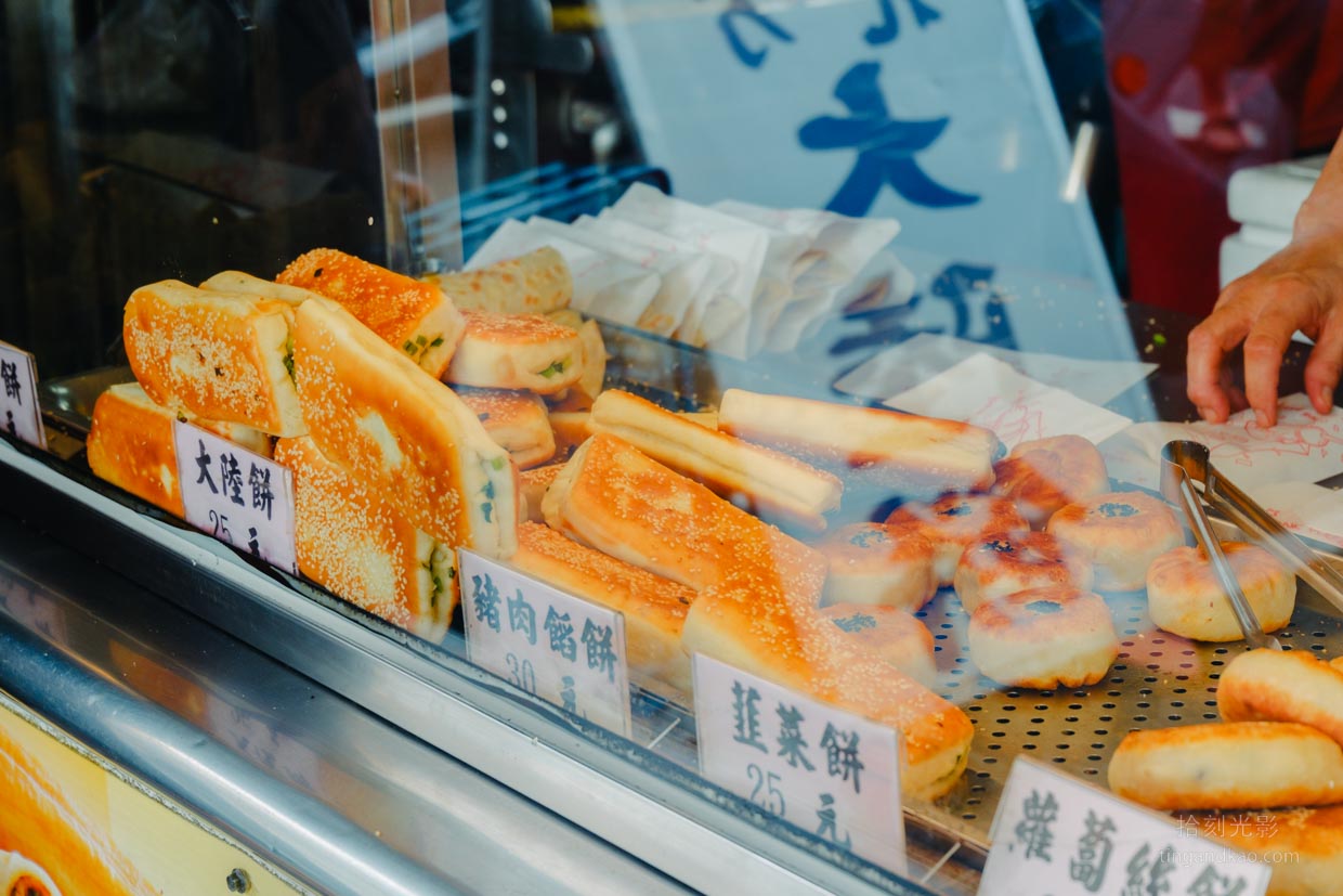 斗六美食 | 北方大陸餅:斗六老字號手工早餐,在地人口耳相傳的銅板美味 - 第8張圖 北方大陸餅檯面上販售品項2