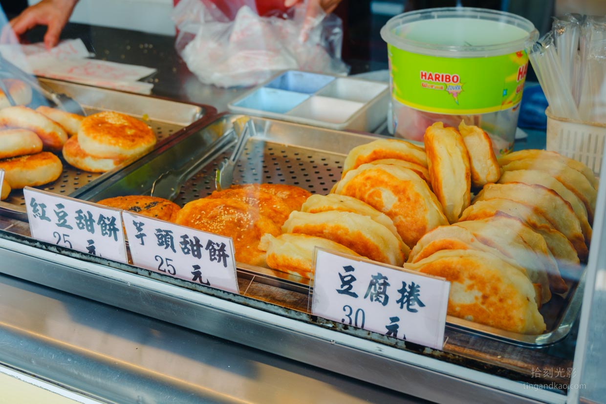 斗六美食 | 北方大陸餅:斗六老字號手工早餐,在地人口耳相傳的銅板美味 - 第9張圖 北方大陸餅檯面上販售品項3