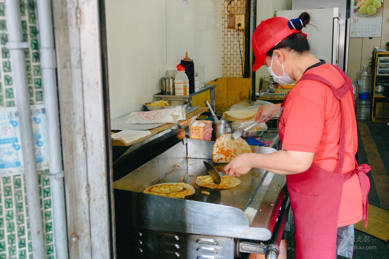斗六美食 | 北方大陸餅:斗六老字號手工早餐,在地人口耳相傳的銅板美味 - 第11張圖 北方大陸餅製作蛋餅
