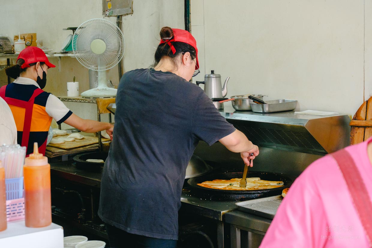 斗六美食 | 北方大陸餅:斗六老字號手工早餐,在地人口耳相傳的銅板美味 - 第12張圖 北方大陸餅商品製作中