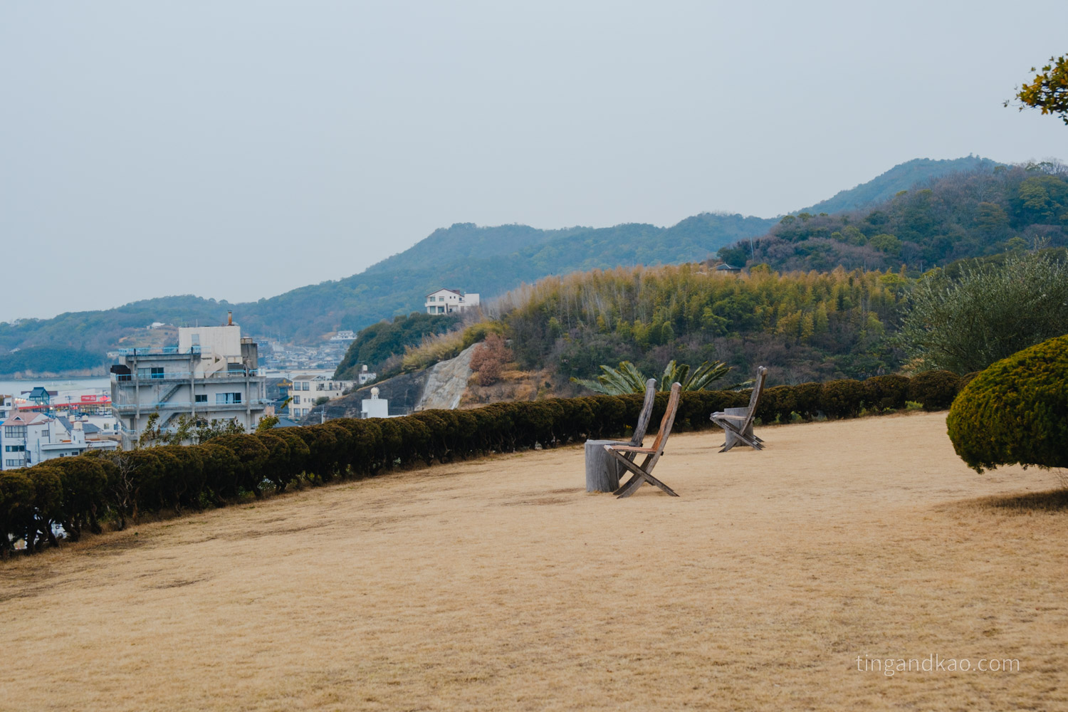 小豆島住宿推薦|天空飯店海廬:海景溫泉、一泊二食全紀錄 - 第36張圖 天空飯店 海廬 戶外庭院 座椅
