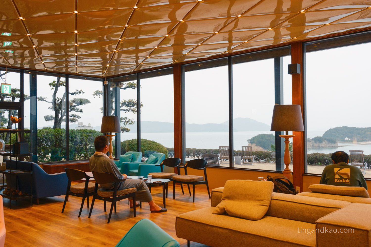 小豆島住宿推薦|天空飯店海廬:海景溫泉、一泊二食全紀錄 - 第15張圖 天空飯店 海廬 交誼廳座位 欣賞風景