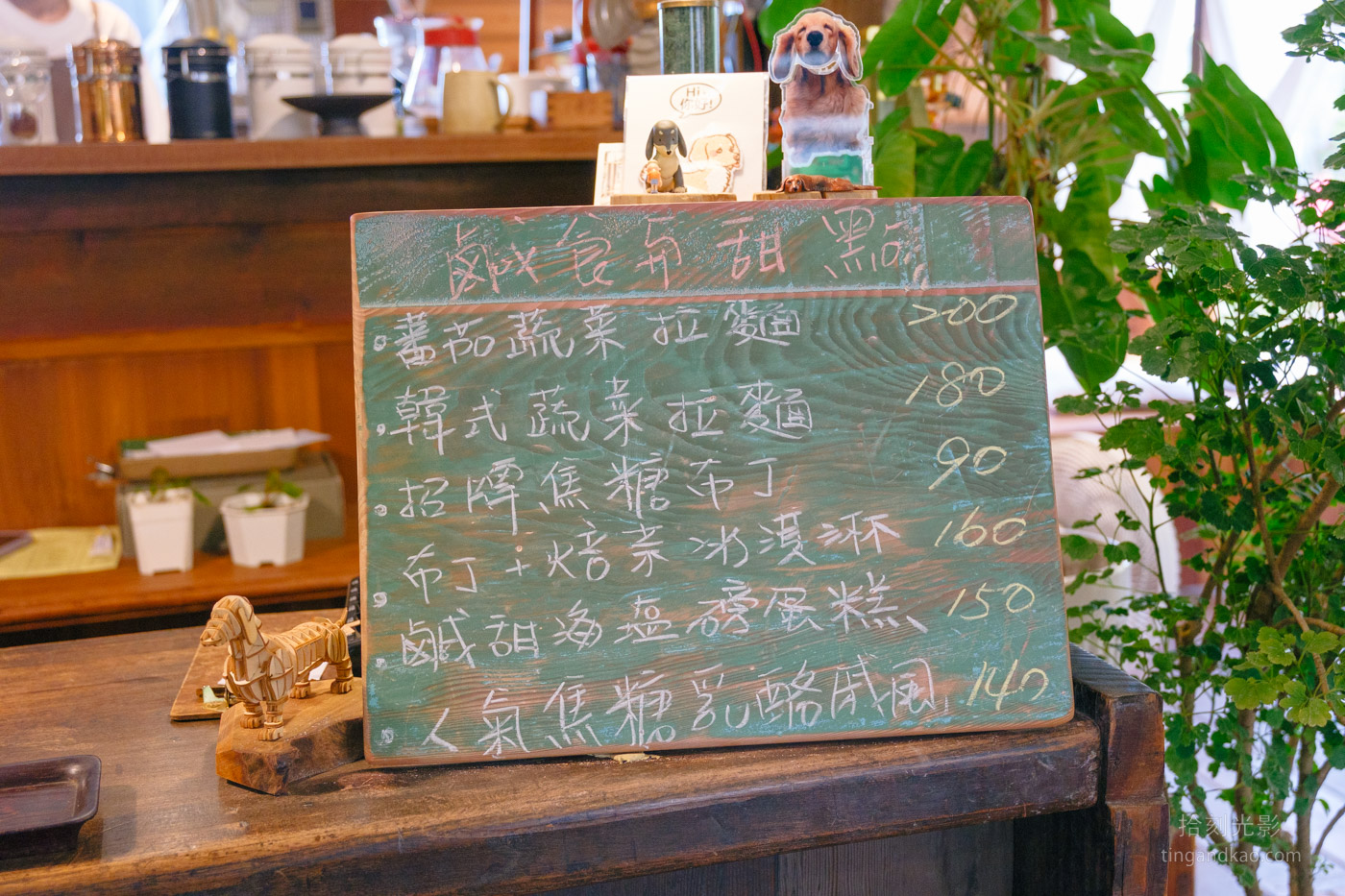 宜蘭頭城咖啡廳 | 捌宅珈琲，木質老宅裡的悠閒時光,窗邊賞火車經過超放鬆