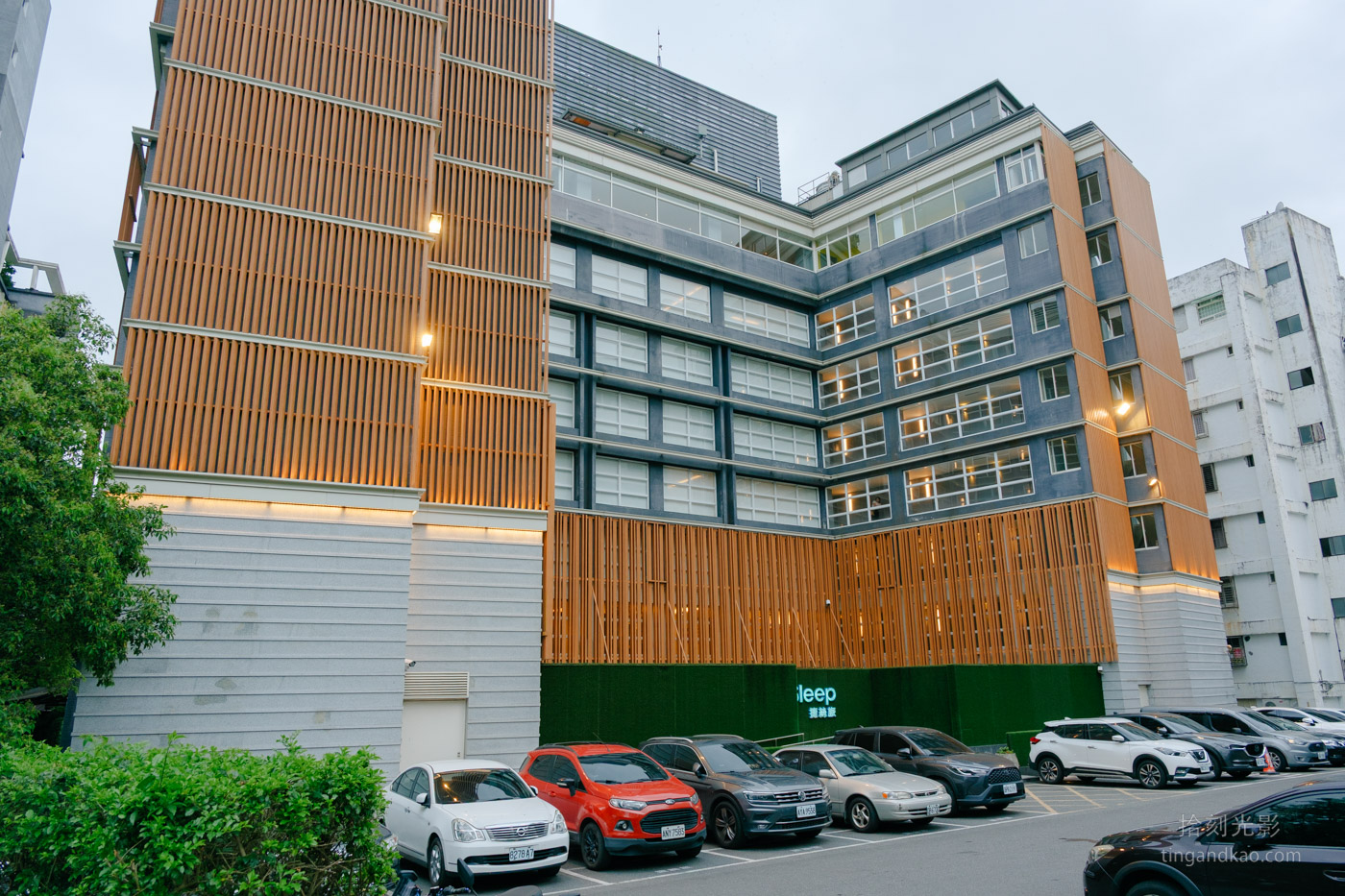 宜蘭礁溪住宿推薦|捷絲旅礁溪館,交通、房型、早餐、公共設施全攻略 - 第2張圖 捷絲旅礁溪館門口前停車場