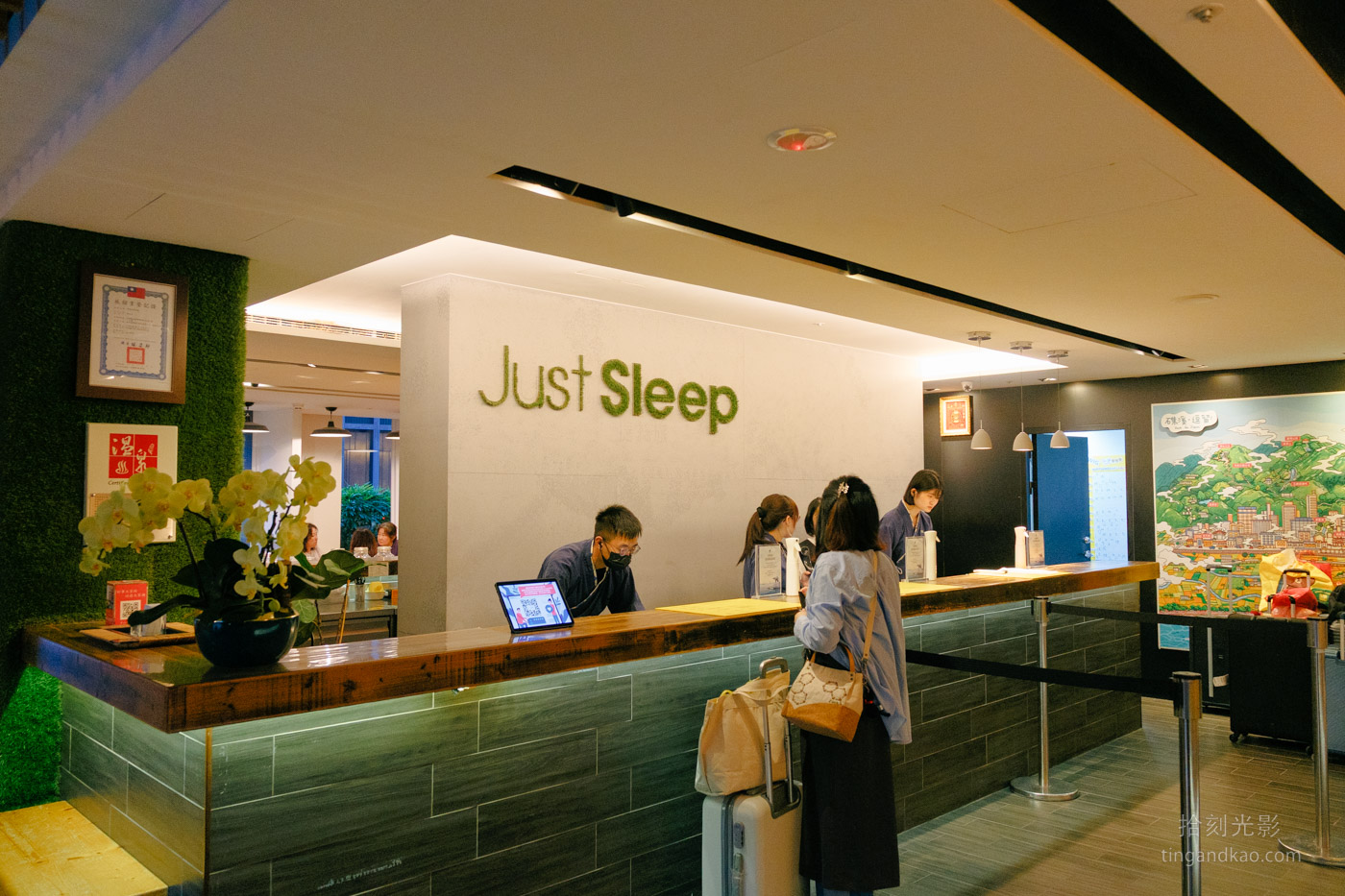 宜蘭礁溪住宿推薦|捷絲旅礁溪館,交通、房型、早餐、公共設施全攻略 - 第7張圖 捷絲旅礁溪館櫃台