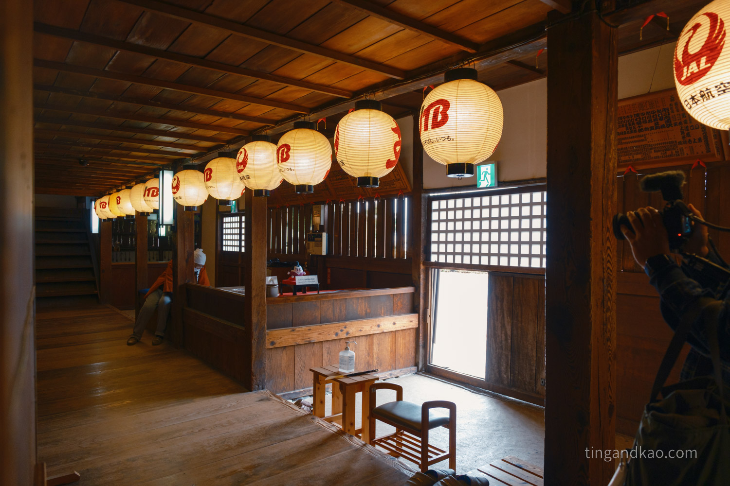 舊金毘羅大劇場|走進金丸座,來一場穿越江戶時代的劇場小旅行 - 第10張圖 舊金毘羅大劇場入場要脫鞋