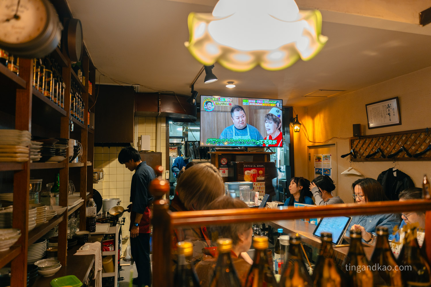 高松美食|骨付鳥 寄鳥味鳥,兵庫町商店街人氣居酒屋,骨付鳥菜單全攻略 - 第8張圖 骨付鳥 寄鳥味鳥吧台座位