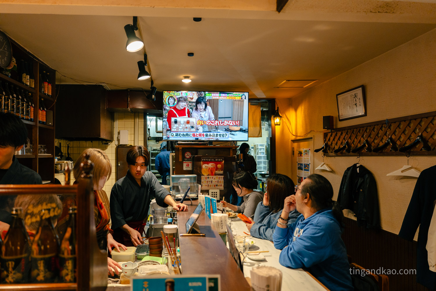 高松美食|骨付鳥 寄鳥味鳥,兵庫町商店街人氣居酒屋,骨付鳥菜單全攻略 - 第7張圖 骨付鳥 寄鳥味鳥吧台座位